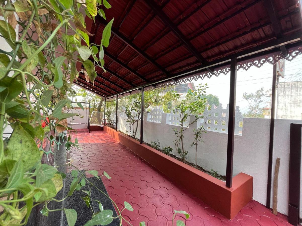Gayatri Homestay Ратнаґірі Екстер'єр фото