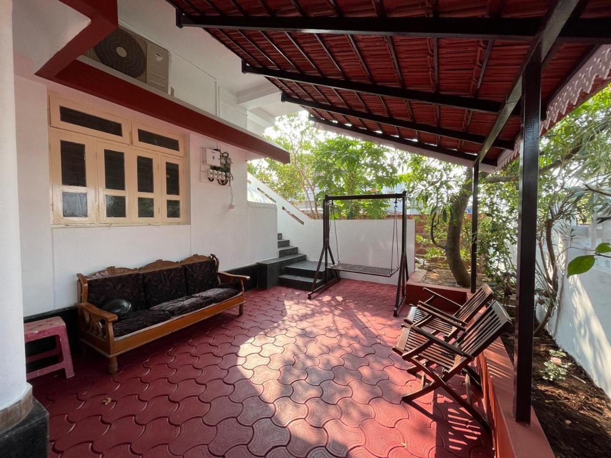 Gayatri Homestay Ратнаґірі Екстер'єр фото