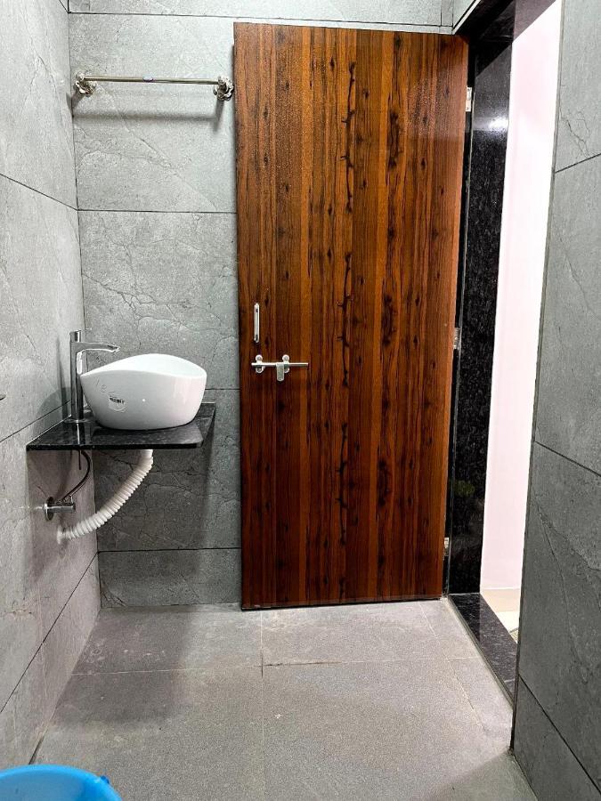 Gayatri Homestay Ратнаґірі Екстер'єр фото
